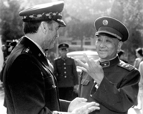 這是1985年10月4日,美國空軍參謀長加里布埃爾率團(tuán)訪問我國。在歡迎儀式上,當(dāng)中國人民解放軍空軍司令員王海和加里布埃爾將軍會面時(shí),他一下認(rèn)出了在抗美援朝戰(zhàn)爭中赫赫有名的戰(zhàn)斗英雄王海,“那次戰(zhàn)斗你打下我兩架飛機(jī)”,王海微笑著說:“不,我打下你三架飛機(jī)。”新華社 發(fā)