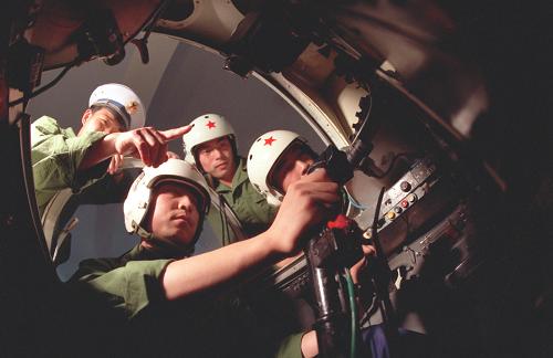 這是中國人民解放軍空軍第四飛行學(xué)院的學(xué)員們在殲5多功能儀表飛行器上練習(xí)飛行。該飛行學(xué)院成立于1949年,空軍司令員王海即畢業(yè)于這個(gè)學(xué)校(攝于1991年)。新華社 發(fā)