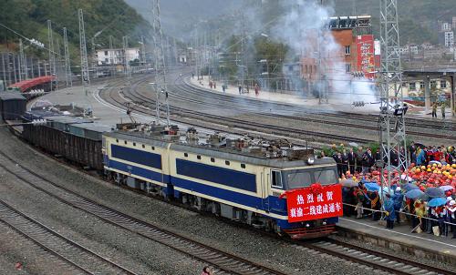10月31日,列車通過萬源火車站。 當日,襄渝二線鐵路重點工程胡家營至梁家壩段順利開通使用。至此,中國西部鐵路十大重點建設(shè)工程之一、襄渝二線鐵路重點工程全部建設(shè)完成并投入使用。襄渝二線鐵路是國家“十一五”規(guī)劃的鐵路重點建設(shè)項目,線路總長507公里,橫跨漢江、嘉陵江水系,沿途穿越安康盆地、南秦嶺和大巴山區(qū),是西南地區(qū)溝通華北、華中、華東、西北等地區(qū)的重要鐵路通道。襄渝二線開通后,旅客列車運行時速將從原來的110公里增加到140至160公里,列車由西安至重慶、成都旅行時間將只需8小時和10小時,分別縮短6小時和7小時。新華社記者 丁海濤 攝