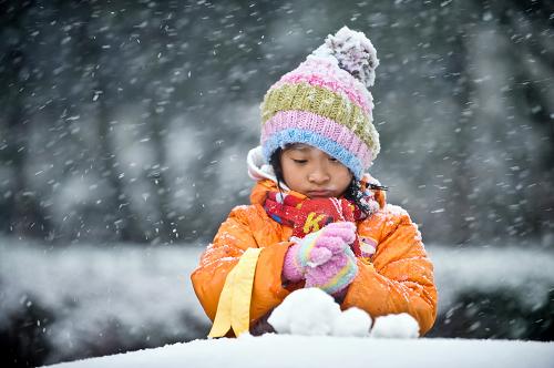 11月1日,一名小女孩在雪中玩耍。 當(dāng)日凌晨,一場瑞雪降落京城,給清晨出行的人們帶來意外驚喜。 新華社記者 王建華攝