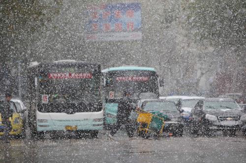 11月2日,煙臺市街頭大雪紛飛。 當(dāng)日,受強(qiáng)冷空氣影響,山東省煙臺市出現(xiàn)寒潮大風(fēng)天氣,并伴有降溫降雪,給市民出行帶來不便。當(dāng)?shù)貧庀缶职l(fā)布大風(fēng)橙色和寒潮藍(lán)色預(yù)警信號。 新華社發(fā)(申吉忠 攝)