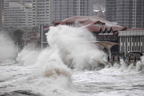 11月2日,煙臺沿海掀起巨浪。