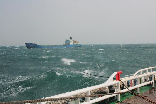 11月2日,“南海救131”輪(畫(huà)面右下方)拖救“昌達(dá)12”輪到海安安全水域。新華社發(fā)(南海救助局提供)