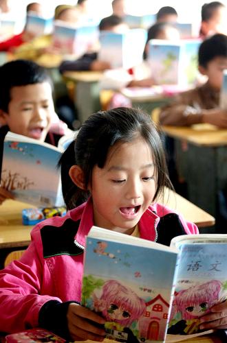 11月3日,剛復(fù)課的四川華鎣市雙河小學(xué)學(xué)生在課堂上朗讀課文。新華社發(fā)(邱海鷹 攝)