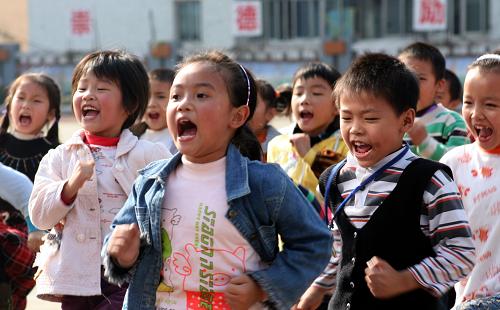 11月3日,剛復(fù)課的四川華鎣市雙河小學(xué)學(xué)生在上體育課。新華社發(fā)(邱海鷹 攝)