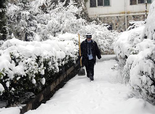 11月10日,太原市一名保安準(zhǔn)備清理路面積雪。 當(dāng)日14時(shí)23分,山西省氣象臺(tái)發(fā)布暴雪紅色預(yù)警信號(hào),預(yù)警區(qū)域包括太原、陽泉、晉中、呂梁、臨汾以及長治北部,預(yù)計(jì)未來6小時(shí)內(nèi)降雪量將達(dá)15毫米以上,對(duì)交通和農(nóng)牧業(yè)有較大影響。 新華社記者 晏國政 攝