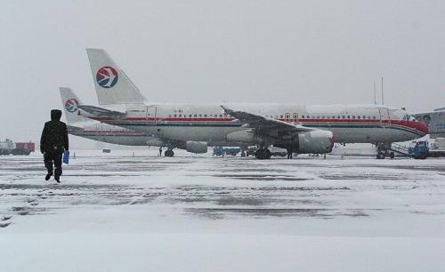11月16日,合肥駱崗機(jī)場停機(jī)坪被冰雪覆蓋。 從11月15日晚開始,一場大雪降臨合肥。受大雪影響,合肥駱崗機(jī)場于16日7時(shí)暫時(shí)性關(guān)閉,當(dāng)?shù)孛窈綑C(jī)場管理部門及時(shí)啟動(dòng)除雪預(yù)案,清理機(jī)場跑道積雪。16日11時(shí),駱崗機(jī)場恢復(fù)開放。合肥民航辦公室負(fù)責(zé)人稱,機(jī)場將加緊做好后續(xù)工作,確保延誤旅客盡快成行。 新華社記者 劉軍喜 攝