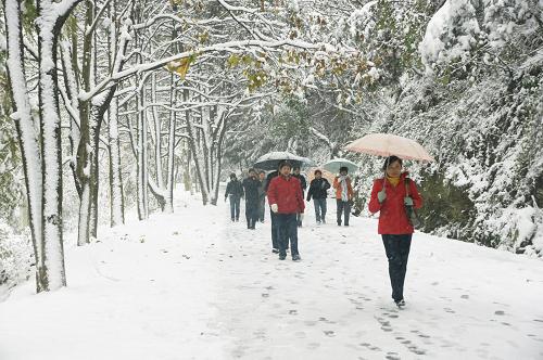 11月16日,湖北十堰牛頭山楚國古長城森林公園呈現(xiàn)一派雪韻風(fēng)光,吸引游客踏雪旅游。 受北方強(qiáng)冷空氣南下影響,11月15日至16日,鄂西北十堰市出現(xiàn)大到暴雪和冰凍天氣。該市氣象部門緊急發(fā)出暴雪黃色預(yù)警信號,十堰市啟動重大氣象災(zāi)害Ⅲ級應(yīng)急預(yù)案。 新華社發(fā)(袁正洪 攝)