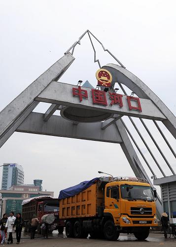 貨車在中越邊境的云南河口口岸排隊進關(11月21日攝)。 近年來,隨著中國—東盟自貿區(qū)、大湄公河次區(qū)域合作的不斷推進,我國積極發(fā)展與越南的邊境貿易與經濟合作,其中國家一類口岸——云南河口口岸的邊境貿易十分活躍,每天有近萬名中越邊民進行貿易往來。兩國邊民平等經商,互利互惠,使這個邊陲小城呈現出紅紅火火的景象。從2007年至今,河口口岸的進出口總值超過200億元人民幣。 新華社記者藺以光攝