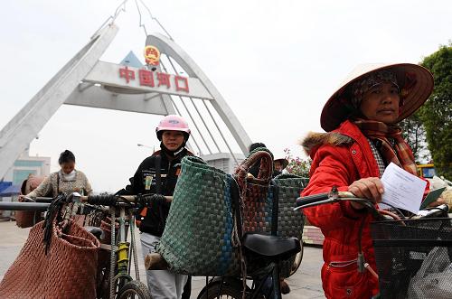 越南邊民在中越邊境的云南河口口岸排隊進關,準備購買商品回越南銷售(11月21日攝)。 近年來,隨著中國—東盟自貿區(qū)、大湄公河次區(qū)域合作的不斷推進,我國積極發(fā)展與越南的邊境貿易與經濟合作,其中國家一類口岸——云南河口口岸的邊境貿易十分活躍,每天有近萬名中越邊民進行貿易往來。兩國邊民平等經商,互利互惠,使這個邊陲小城呈現出紅紅火火的景象。從2007年至今,河口口岸的進出口總值超過200億元人民幣。 新華社記者藺以光攝