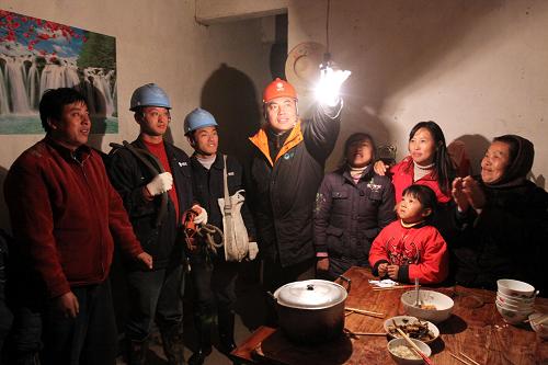 安徽因雪災停電的行政村全部恢復供電 11月21日18時02分,安徽無為縣開城鎮(zhèn)石山村村民張和松家恢復了供電。當日,安徽省因遭受雪災停電的行政村全部恢復供電。自11月15日起,強降雪導致安徽電網(wǎng)城市配網(wǎng)以及農村電網(wǎng)局部受損,造成207萬戶用戶停電。面對惡劣天氣,安徽省電力公司全力做好冰雪災害防范應對工作,組織各地市供電部門跨區(qū)域支援搶修故障線路,經(jīng)過數(shù)天的全力抗災搶險,安徽全省因雪災停電的所有行政村恢復了供電。 新華社發(fā)(牛路 攝)