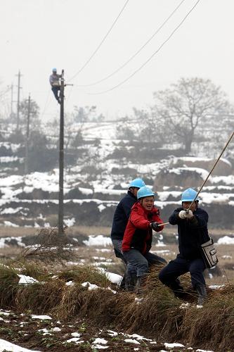 11月21日,蚌埠市的電力工人在巢湖市無為縣支援搶修電力設施。當日,安徽省因遭受雪災停電的行政村全部恢復供電。自11月15日起,強降雪導致安徽電網(wǎng)城市配網(wǎng)以及農村電網(wǎng)局部受損,造成207萬戶用戶停電。面對惡劣天氣,安徽省電力公司全力做好冰雪災害防范應對工作,組織各地市供電部門跨區(qū)域支援搶修故障線路,經(jīng)過數(shù)天的全力抗災搶險,安徽全省因雪災停電的所有行政村恢復了供電。 新華社發(fā)(牛路 攝)