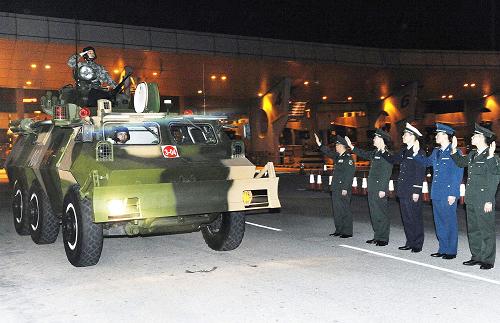 駐港部隊進行第12次正常輪換 11月25日零時,輪換進港陸軍官兵準時經(jīng)落馬洲口岸進入香港。 當日凌晨開始,中國人民解放軍駐香港部隊陸??杖姴糠纸ㄖ茊挝缓脱b備開始進行正常輪換。這是駐港部隊進駐香港后第12次建制單位輪換行動。 新華社記者宋振平攝