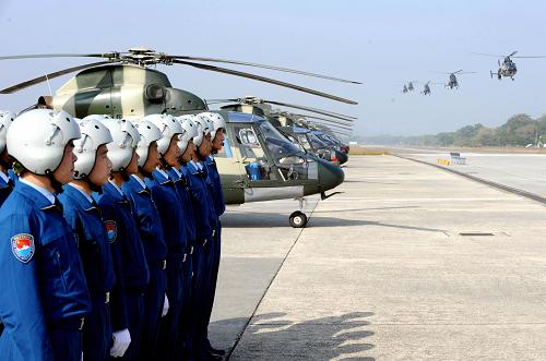 11月25日,空軍進港編隊的直升機在石崗機場上空飛行,進入香港。 當日凌晨開始,中國人民解放軍駐香港部隊陸??杖姴糠纸ㄖ茊挝缓脱b備開始進行正常輪換。這是駐港部隊進駐香港后第12次建制單位輪換行動。 新華社記者宋振平攝