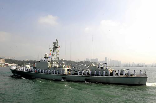 11月25日,輪換進港的海軍部隊軍艦開進海軍基地昂船洲碼頭。 當日凌晨開始,中國人民解放軍駐香港部隊陸??杖姴糠纸ㄖ茊挝缓脱b備開始進行正常輪換。這是駐港部隊進駐香港后第12次建制單位輪換行動。 新華社記者宋振平攝