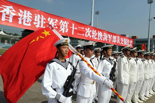 11月25日,在駐港部隊海軍基地昂船洲碼頭,海軍部隊舉行交接儀式。 當日凌晨開始,中國人民解放軍駐香港部隊陸海空三軍部分建制單位和裝備開始進行正常輪換。這是駐港部隊進駐香港后第12次建制單位輪換行動。 新華社記者宋振平攝
