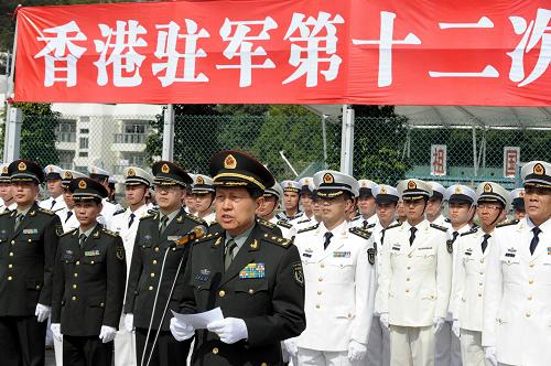 11月25日,解放軍駐港部隊政委劉良凱致辭。 當日凌晨開始,中國人民解放軍駐香港部隊陸??杖姴糠纸ㄖ茊挝缓脱b備開始進行正常輪換。這是駐港部隊進駐香港后第12次建制單位輪換行動。 新華社記者宋振平攝