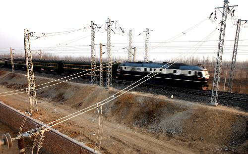京九鐵路電氣化改造工程(天津段)高壓輸電冬季施工進展順利 12月23日,內(nèi)燃機客運列車在京九鐵路天津段駛過。 奮戰(zhàn)在京九鐵路電氣化改造工程(天津段)高壓輸電工程的國家電網(wǎng)天津公司職工,克服冬季施工帶來的各種困難,確保改造施工順利進行。據(jù)介紹,京九鐵路電氣化改造(天津段)新建主變壓器容量12500千伏安,除新架線路和改造線路外,還組建鐵塔57座。據(jù)了解,總投資超過76億元的京九鐵路電氣化改造工程北起北京西,南至江西樂化,包括津霸、麻武聯(lián)絡線,正線全長1422公里,列車平均時速將由現(xiàn)在的120公里提高到160公里,并與我國中東部地區(qū)電氣化鐵路聯(lián)網(wǎng)成片。 新華社記者劉海峰攝