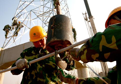 12月23日,工作人員在天津段進行架設輸電導線作業(yè)。 奮戰(zhàn)在京九鐵路電氣化改造工程(天津段)高壓輸電工程的國家電網(wǎng)天津公司職工,克服冬季施工帶來的各種困難,確保改造施工順利進行。據(jù)介紹,京九鐵路電氣化改造(天津段)新建主變壓器容量12500千伏安,除新架線路和改造線路外,還組建鐵塔57座。據(jù)了解,總投資超過76億元的京九鐵路電氣化改造工程北起北京西,南至江西樂化,包括津霸、麻武聯(lián)絡線,正線全長1422公里,列車平均時速將由現(xiàn)在的120公里提高到160公里,并與我國中東部地區(qū)電氣化鐵路聯(lián)網(wǎng)成片。 新華社記者劉海峰攝