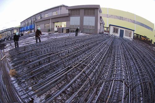 我國(guó)建材行業(yè)前11月增長(zhǎng)27.6% 12月28日,工人在遼寧省大連市金州區(qū)登沙河臨港工業(yè)園建筑工地綁鋼筋。 據(jù)國(guó)家統(tǒng)計(jì)局當(dāng)日發(fā)布的數(shù)據(jù)顯示,中國(guó)規(guī)模以上工業(yè)企業(yè)實(shí)現(xiàn)利潤(rùn)前11個(gè)月增長(zhǎng)7.8%。在39個(gè)工業(yè)大類行業(yè)中,建材行業(yè)增長(zhǎng)27.6%。 新華社發(fā)(劉德斌 攝)