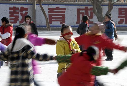 12月28日,尉犁縣第一小學(xué)的學(xué)生在上體育課。 據(jù)新疆尉犁縣教育局介紹,2008至2009學(xué)年,尉犁縣已有2556名農(nóng)民工子女進(jìn)入公辦學(xué)校讀書(shū)。到2010年春季,全縣所有農(nóng)民工子女都將進(jìn)入公辦學(xué)校就讀,全部納入農(nóng)村義務(wù)教育經(jīng)費(fèi)保障機(jī)制,他們將和城里的孩子一樣免費(fèi)上學(xué),同時(shí)還享有就餐、乘車(chē)的政府補(bǔ)助。 新疆尉犁縣是產(chǎn)棉大縣,每年都會(huì)有大批外來(lái)務(wù)工人員來(lái)此務(wù)工,收獲季節(jié)時(shí)最多達(dá)到6萬(wàn)人,解決這些外來(lái)務(wù)工人員子女的教育問(wèn)題,一直是尉犁縣的一項(xiàng)重要工作。 新華社發(fā)(江文耀 攝)