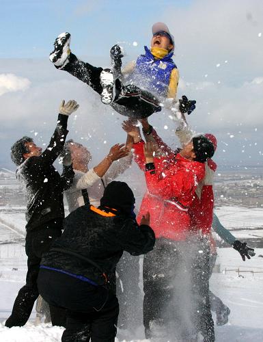 2005年11月12日,滑雪愛(ài)好者在烏魯木齊南山滑雪場(chǎng)嬉鬧。絲綢之路冰雪風(fēng)情節(jié)已連續(xù)舉辦七屆,它的舉辦讓烏魯木齊的隆冬不再寒冷,越來(lái)越多的國(guó)內(nèi)外游客來(lái)到邊城,體會(huì)冰雪運(yùn)動(dòng)的快樂(lè)。新華社發(fā)(楊萬(wàn)江攝)