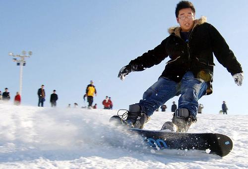 2006年11月26日,在烏魯木齊市雪蓮山滑雪場(chǎng),一位學(xué)生在享受單板滑雪的快樂(lè)。新華社發(fā)(楊萬(wàn)江攝)