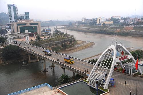 幾輛貨車通過中越河口公路大橋從越南老街省駛?cè)朐颇鲜『涌诂幾遄灾慰h境內(nèi)(2009年12月17日攝)。 云南省邊境線全長4060公里,目前全省有20個口岸,其中國家一類口岸13個,國家二類口岸7個。這些口岸中對越南口岸4個,對老撾口岸1個,對緬甸口岸11個。經(jīng)過多年建設(shè),云南口岸查驗(yàn)設(shè)施和配套設(shè)施正在逐步完善,瑞麗等14個口岸聯(lián)檢樓、河口等10個口岸國門以及盈江等10個口岸查驗(yàn)貨場已投入使用。云南省商務(wù)廳表示,為促進(jìn)云南口岸建設(shè)的通關(guān)便利化,提速中國——東盟貿(mào)易區(qū)建成后貿(mào)易往來,我國已加大對云南口岸的資金支持和政策扶持。從2009年起,4年內(nèi)云南省將以每年不少于2.2億元人民幣的資金,投入口岸建設(shè)。 新華社記者 陳海寧 攝