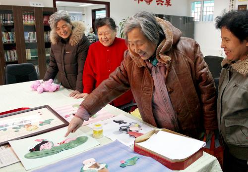 北京:發(fā)展社區(qū)文化 構(gòu)建溫馨家園 2009年12月31日,北京朝陽區(qū)南湖西里社區(qū)的居民在“居家養(yǎng)老”社區(qū)服務(wù)站參加手工興趣小組。 近年來,北京市社區(qū)文化建設(shè)蓬勃發(fā)展,市民在自己家門口就能參加太極拳、合唱、交誼舞、棋牌等各種豐富多彩的文娛活動(dòng),并享受到社區(qū)服務(wù)站、為老服務(wù)站等社區(qū)服務(wù)場所提供的服務(wù),感受社區(qū)溫暖和居民間濃濃的親情。 新華社發(fā)(趙琬微 攝)