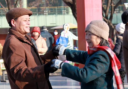 2009年12月30日,北京市民在海淀雙榆樹公園練習(xí)交誼舞。 近年來,北京市社區(qū)文化建設(shè)蓬勃發(fā)展,市民在自己家門口就能參加太極拳、合唱、交誼舞、棋牌等各種豐富多彩的文娛活動(dòng),并享受到社區(qū)服務(wù)站、為老服務(wù)站等社區(qū)服務(wù)場所提供的服務(wù),感受社區(qū)溫暖和居民間濃濃的親情。 新華社發(fā)(趙琬微 攝)