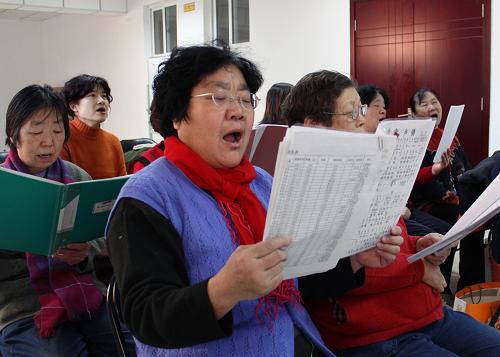 2009年12月31日,北京朝陽區(qū)南湖西里社區(qū)的居民在“居家養(yǎng)老”社區(qū)服務(wù)站排練合唱。 近年來,北京市社區(qū)文化建設(shè)蓬勃發(fā)展,市民在自己家門口就能參加太極拳、合唱、交誼舞、棋牌等各種豐富多彩的文娛活動(dòng),并享受到社區(qū)服務(wù)站、為老服務(wù)站等社區(qū)服務(wù)場所提供的服務(wù),感受社區(qū)溫暖和居民間濃濃的親情。 新華社發(fā)(趙琬微 攝)