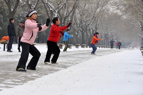 1月2日,市民在雪后的北京天壇公園晨練。當(dāng)日凌晨開始,京城飄落2010年第一場雪。北京市氣象臺發(fā)布的降水量統(tǒng)計數(shù)據(jù)顯示,2日凌晨,北京出現(xiàn)小雪天氣,截止到6時降雪量一般不足1毫米,局部站點降雪量較大。新華社記者 金良快 攝