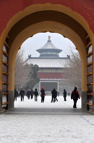 1月2日,游客在雪后的北京天壇公園游玩。 當(dāng)日凌晨開始,京城飄落2010年第一場雪。北京市氣象臺發(fā)布的降水量統(tǒng)計數(shù)據(jù)顯示,2日凌晨,北京出現(xiàn)小雪天氣,截止到6時降雪量一般不足1毫米,局部站點降雪量較大。 新華社記者金良快攝