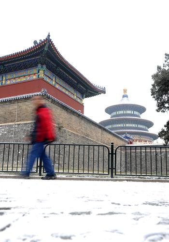 1月2日,游客在雪后的北京天壇公園游玩。 當(dāng)日凌晨開始,京城飄落2010年第一場雪。北京市氣象臺發(fā)布的降水量統(tǒng)計數(shù)據(jù)顯示,2日凌晨,北京出現(xiàn)小雪天氣,截止到6時降雪量一般不足1毫米,局部站點降雪量較大。 新華社記者金良快攝