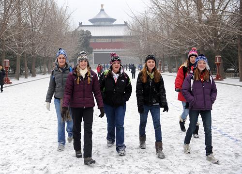 1月2日,外國游客在雪后的北京天壇公園游玩。 當(dāng)日凌晨開始,京城飄落2010年第一場雪。北京市氣象臺發(fā)布的降水量統(tǒng)計數(shù)據(jù)顯示,2日凌晨,北京出現(xiàn)小雪天氣,截止到6時降雪量一般不足1毫米,局部站點降雪量較大。 新華社記者金良快攝