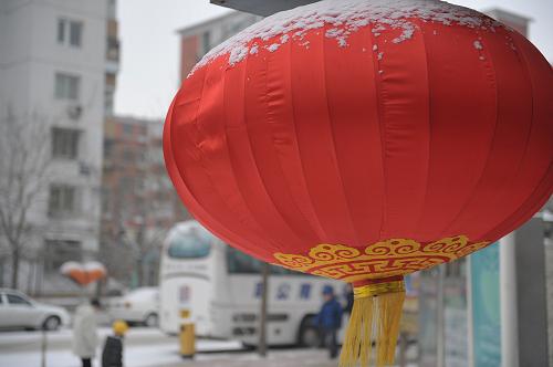 1月2日,北京一所學(xué)校門口的大紅燈籠上蓋著薄雪。 當(dāng)日凌晨開始,京城飄落2010年第一場雪。北京市氣象臺發(fā)布的降水量統(tǒng)計數(shù)據(jù)顯示,2日凌晨,北京出現(xiàn)小雪天氣,截止到6時降雪量一般不足1毫米,局部站點降雪量較大。 新華社記者魯鵬攝