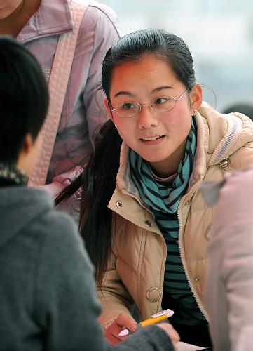 2月25日,一位求職者在向招聘單位工作人員咨詢用工信息。 當日,一場以城鎮(zhèn)困難就業(yè)人員和進城農(nóng)民工為對象的大型招聘會,在鄭州市的二七廣場舉行。來自全市的120多家企業(yè),拿出了7000多個崗位供求職者選擇。鄭州市在市中心繁華地段舉辦大型招聘會,避免了外地求職者因信息不靈,錯過應聘時機。 新華社記者 王頌 攝