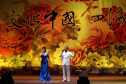 “文化中國·四海同春”藝術(shù)團(tuán)在阿根廷演出 2月24日,在阿根廷首都布宜諾斯艾利斯,歌唱家楊洪基(右)和幺紅在新春文藝晚會(huì)上演唱。 當(dāng)日,由國務(wù)院僑辦和中國海外交流協(xié)會(huì)組派的“文化中國·四海同春”南美藝術(shù)團(tuán)在阿根廷首都布宜諾斯艾利斯舉行演出,給旅居阿根廷的華僑華人和當(dāng)?shù)孛癖姭I(xiàn)上一場精彩紛呈的中華文化盛宴,受到熱烈歡迎。 新華社發(fā)(馬丁·薩巴拉攝)