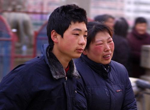3月11日早晨,滑坡災(zāi)害中下落不明人員的家屬在現(xiàn)場焦急等待消息。 記者從陜西省子洲縣委宣傳部了解到,截至3月11日早晨,子洲縣10日凌晨發(fā)生的山體滑坡災(zāi)害16人獲救,遇難人數(shù)上升至17人,仍有11人下落不明。目前,救援現(xiàn)場氣溫很低,救援人員仍在全力開展救援。 新華社記者 陳鋼 攝