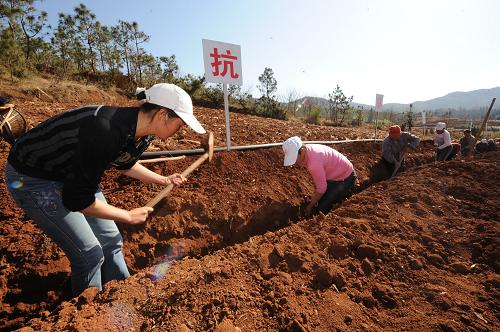 曲靖市宣威市東山鎮(zhèn)恰得村村民正組織搶挖溝渠,備春耕(3月6日攝)。 近日,云南省曲靖市會(huì)澤縣、宣威市等旱情重災(zāi)區(qū)在抗旱工作中,因地制宜各施妙招,組織由農(nóng)技站、水務(wù)所及基層干部組成的抗旱突擊隊(duì),深入旱區(qū)的田間地頭挖水井、筑水壩、挖地溝等,幫助受災(zāi)群眾抗旱保苗,春耕備耕。 新華社記者 秦晴 攝