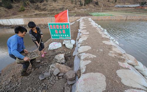 曲靖市宣威市龍?zhí)舵?zhèn)村民正在加固水壩,蓄水抗旱(3月5日攝)。 近日,云南省曲靖市會(huì)澤縣、宣威市等旱情重災(zāi)區(qū)在抗旱工作中,因地制宜各施妙招,組織由農(nóng)技站、水務(wù)所及基層干部組成的抗旱突擊隊(duì),深入旱區(qū)的田間地頭挖水井、筑水壩、挖地溝等,幫助受災(zāi)群眾抗旱保苗,春耕備耕。 新華社記者 秦晴 攝