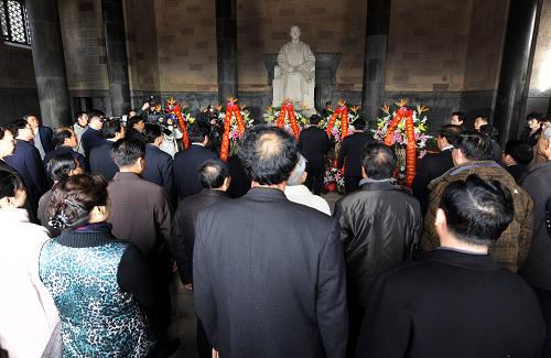 江蘇各界人士拜謁中山陵紀(jì)念孫中山先生逝世85周年 3月12日,江蘇各界人士在中山陵祭堂舉行紀(jì)念儀式。 當(dāng)日,江蘇省暨南京市各界人士在中山陵舉行謁陵儀式,紀(jì)念中國(guó)民主革命偉大的先行者孫中山先生逝世85周年。1925年3月12日,孫中山先生在北京逝世,1929年葬于南京東郊紫金山。 新華社記者 韓瑜慶 攝