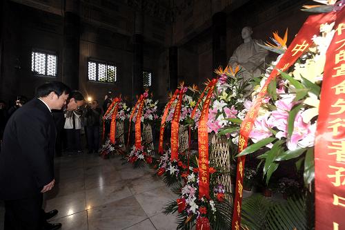 3月12日,參加紀(jì)念儀式的各界代表向?qū)O中山先生坐像敬獻(xiàn)花籃。 當(dāng)日,江蘇省暨南京市各界人士在中山陵舉行謁陵儀式,紀(jì)念中國(guó)民主革命偉大的先行者孫中山先生逝世85周年。1925年3月12日,孫中山先生在北京逝世,1929年葬于南京東郊紫金山。 新華社記者 韓瑜慶 攝