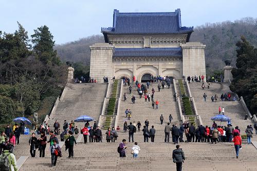 這是3月12日拍攝的南京中山陵。 當(dāng)日,江蘇省暨南京市各界人士在中山陵舉行謁陵儀式,紀(jì)念中國(guó)民主革命偉大的先行者孫中山先生逝世85周年。1925年3月12日,孫中山先生在北京逝世,1929年葬于南京東郊紫金山。 新華社記者 韓瑜慶 攝