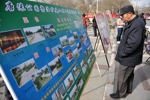 3月12日,市民在寧夏銀川市街頭觀看園林宣傳展板。 當(dāng)日,寧夏銀川市園林、綠化部門(mén)舉行植樹(shù)節(jié)宣傳活動(dòng),向市民發(fā)放宣傳單、現(xiàn)場(chǎng)講解,宣傳林業(yè)法規(guī)等知識(shí)。 新華社記者 王鵬 攝