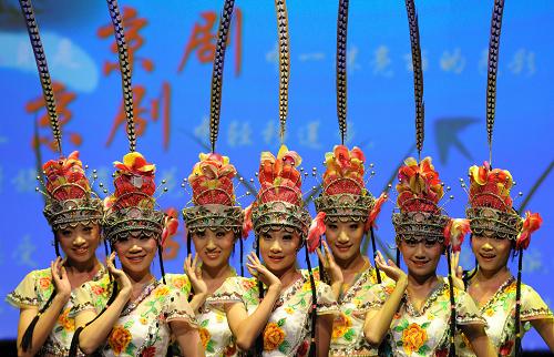 10月8日,在意大利首都羅馬,中國(guó)學(xué)生在中意青少年大聯(lián)歡開幕式暨文藝演出上表演戲曲舞蹈。 當(dāng)日晚,中意青少年大聯(lián)歡開幕式暨文藝演出在羅馬舉行,來自中國(guó)的大、中學(xué)生為意大利人帶來了戲曲、民族舞蹈、馬頭琴演奏、武術(shù)表演等節(jié)目。2010年是中國(guó)和意大利建交40周年。中方將于2010年10月至2011年9月在意大利舉辦“中國(guó)文化年”,展示中國(guó)傳統(tǒng)文化和現(xiàn)代發(fā)展成就。 新華社記者王慶欽攝