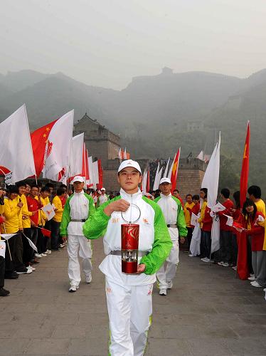 10月9日,護(hù)衛(wèi)隊(duì)員手提火種燈走在居庸關(guān)長(zhǎng)城上。當(dāng)日,第16屆亞洲運(yùn)動(dòng)會(huì)火種采集儀式在北京居庸關(guān)長(zhǎng)城北烽火臺(tái)舉行。 新華社記者公磊攝