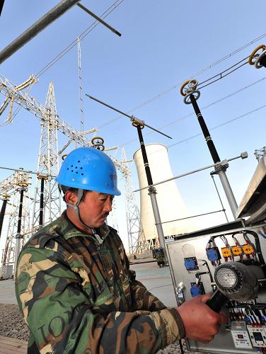 寧夏:國家“西電東送”工程火電基地加緊建設(shè) 11月24日,寧夏電建公司工人在華電寧夏靈武百萬千瓦燃煤發(fā)電機(jī)組工程現(xiàn)場施工。 按照國家電網(wǎng)公司規(guī)劃,寧夏正在加緊建設(shè)國家“西電東送”工程火電基地。該火電基地規(guī)劃建設(shè)10座大型坑口電廠,總裝機(jī)容量達(dá)2000萬千瓦。這一計(jì)劃將加速寧夏“以電帶煤,以煤促電,變輸煤為輸電,以輸電為主”的發(fā)展戰(zhàn)略。寧夏擁有豐富的煤炭資源,僅寧東煤炭儲(chǔ)量就達(dá)270多億噸,為電力工業(yè)的大發(fā)展提供了得天獨(dú)厚的條件。 新華社記者 劉泉龍 攝
