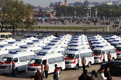 11月25日,即將發(fā)往各地的“母親健康快車”在發(fā)車儀式上集結(jié)。當(dāng)日,由 全國(guó)婦聯(lián)、中國(guó)婦女發(fā)展基金會(huì)與河南飄安集團(tuán)有限公司共同設(shè)立的億元“母嬰健康愛心救助飄安基金”暨“母親健康快車”發(fā)車儀式在北京啟動(dòng)。先期啟動(dòng)的1000萬(wàn)元人民幣用于購(gòu)買100輛“母親健康快車”,投放于河南、河北、寧夏、山西黑龍江等14個(gè)?。▍^(qū)、市)。該基金的主要服務(wù)內(nèi)容為:宣傳母嬰健康知識(shí)、救助貧困患病母嬰、培訓(xùn)專業(yè)醫(yī)師和護(hù)理人員等系列公益活動(dòng)。新華社記者 李明放 攝