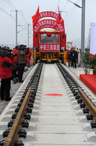 11月15日,京滬高鐵全線(xiàn)鋪通儀式現(xiàn)場(chǎng),工程車(chē)在鋪設(shè)京滬高鐵線(xiàn)最后一根鐵軌。當(dāng)日上午,隨著最后一根鐵軌在安徽蚌埠段順利鋪下,京滬高速鐵路全線(xiàn)完成鋪通工程,這是京滬高速鐵路建設(shè)取得的又一重大階段性成果。京滬高速鐵路的全線(xiàn)鋪通,標(biāo)志著以線(xiàn)下工程和鋪軌為主的站前工程全部結(jié)束,下一步將全力推進(jìn)以牽引供電、通信、信號(hào)、電力“四電集成”施工和站房建設(shè)為主的站后工程施工,展開(kāi)全線(xiàn)聯(lián)調(diào)聯(lián)試。新華社記者 郭晨 攝